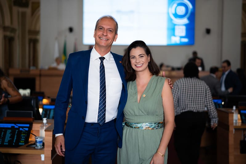 homem branco abraçando mulher branca