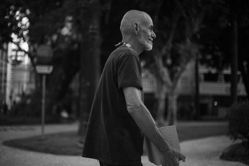 Em ‘Odisséia na Praça’, Fernando Marés constrói seu cenário na frente do público