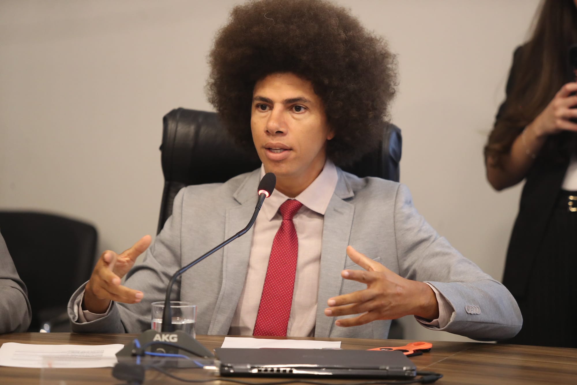 Renato Freitas é punido por citar processo de Ricardo Arruda sobre "rachadinha"