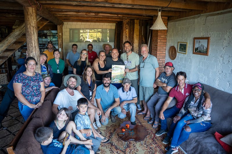 pessoas sorrindo para a foto