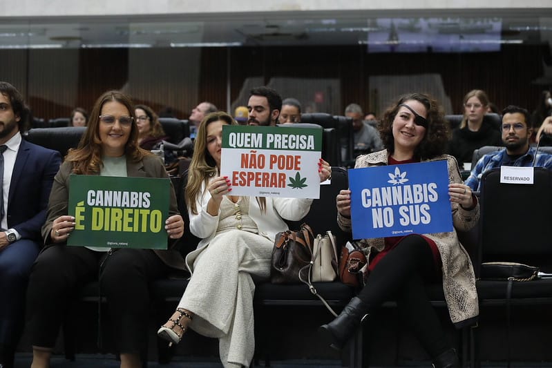 mulheres segurando cartazes