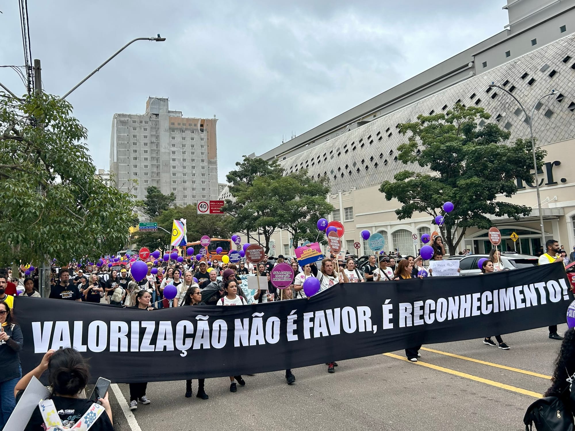 Greve toma ruas do Centro Cívico e Prefeitura de Curitiba chama servidores para nova negociação