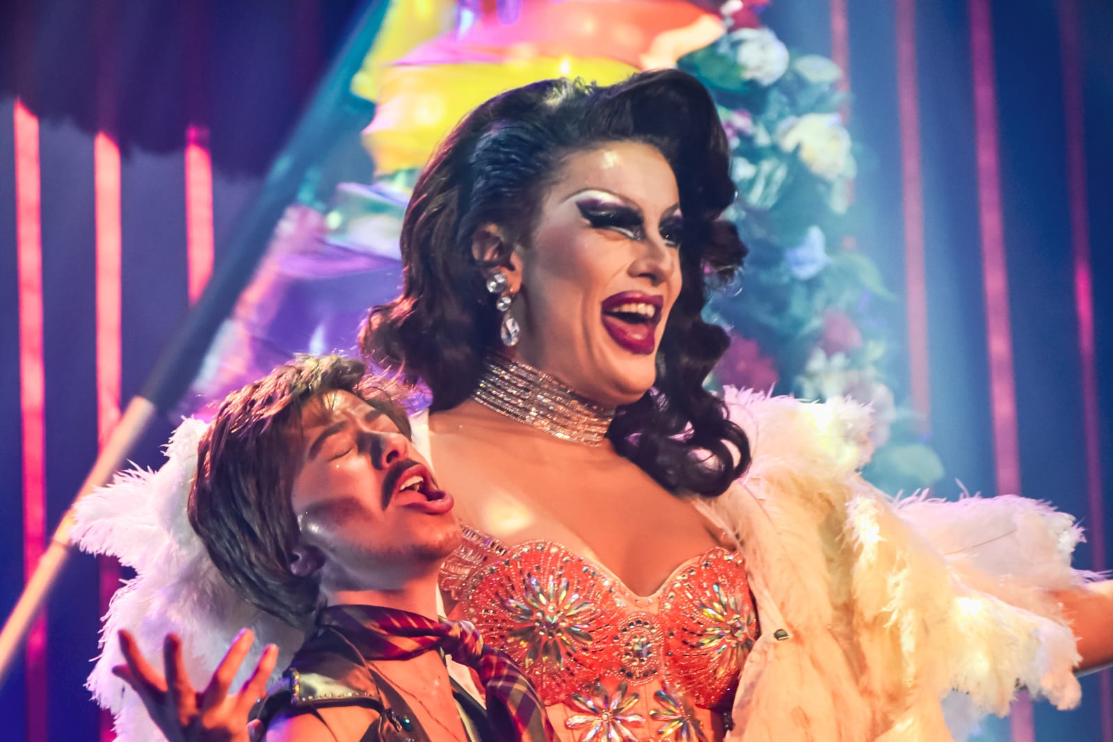 Rubão e Juana Profunda em cena de O Grande Cabaré Combo Drag Week