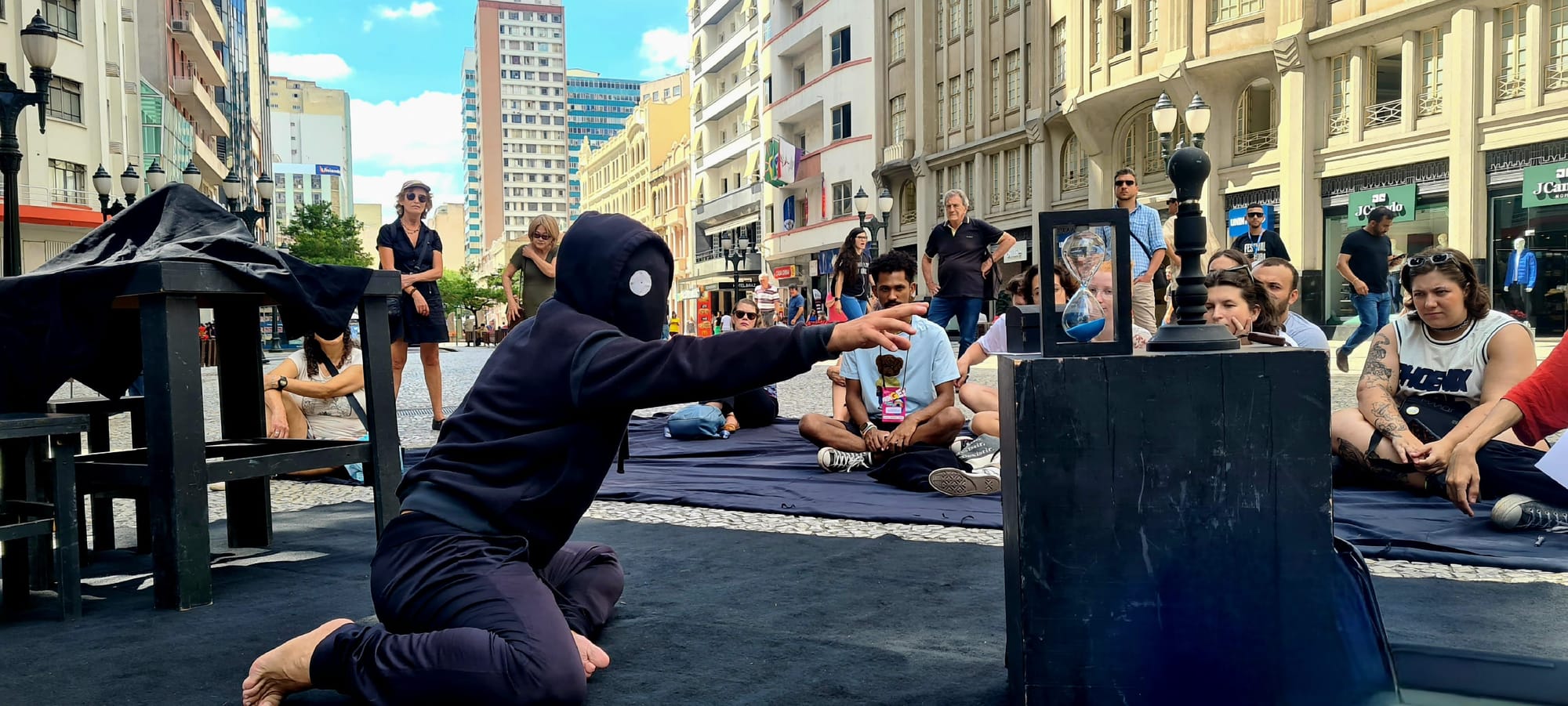 Espetáculo de teatro de rua "Um Fragmento"