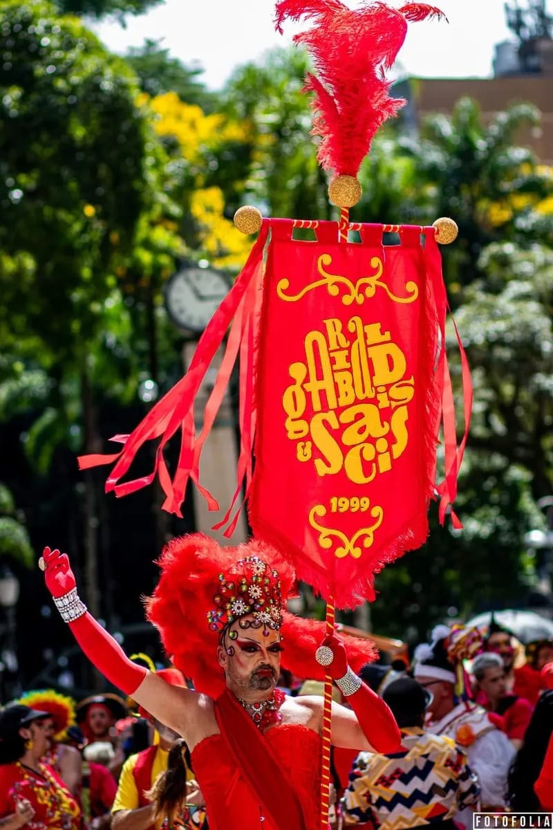 Escola de Carnaval em Curitiba oferece vagas gratuitas para Oficina de Estandarte