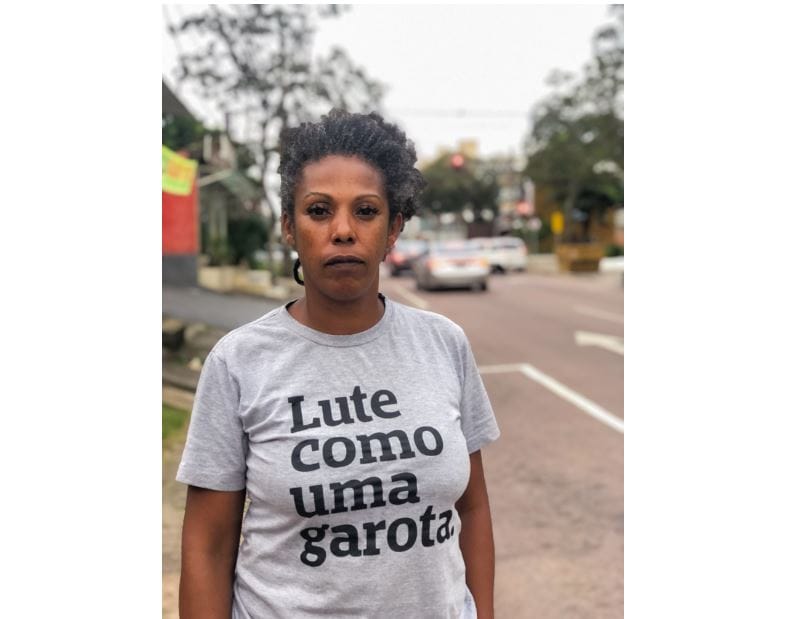 mulher negra olhando para foto