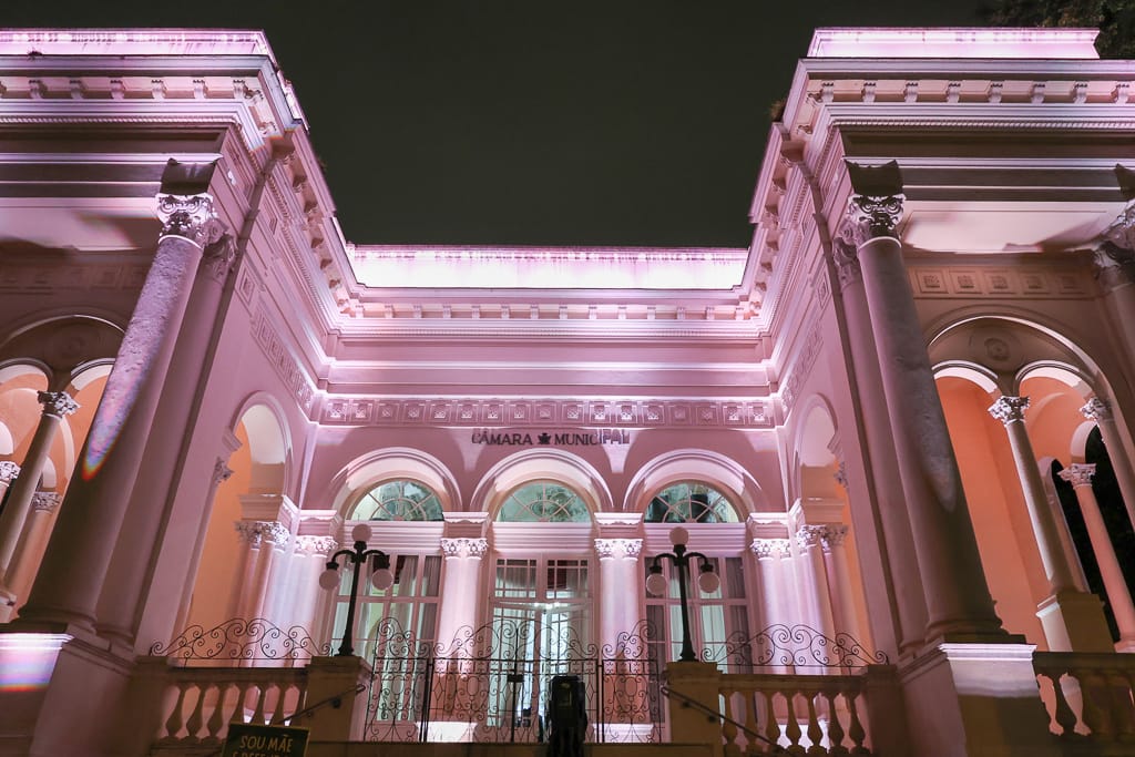 facahada iluminada de prédio