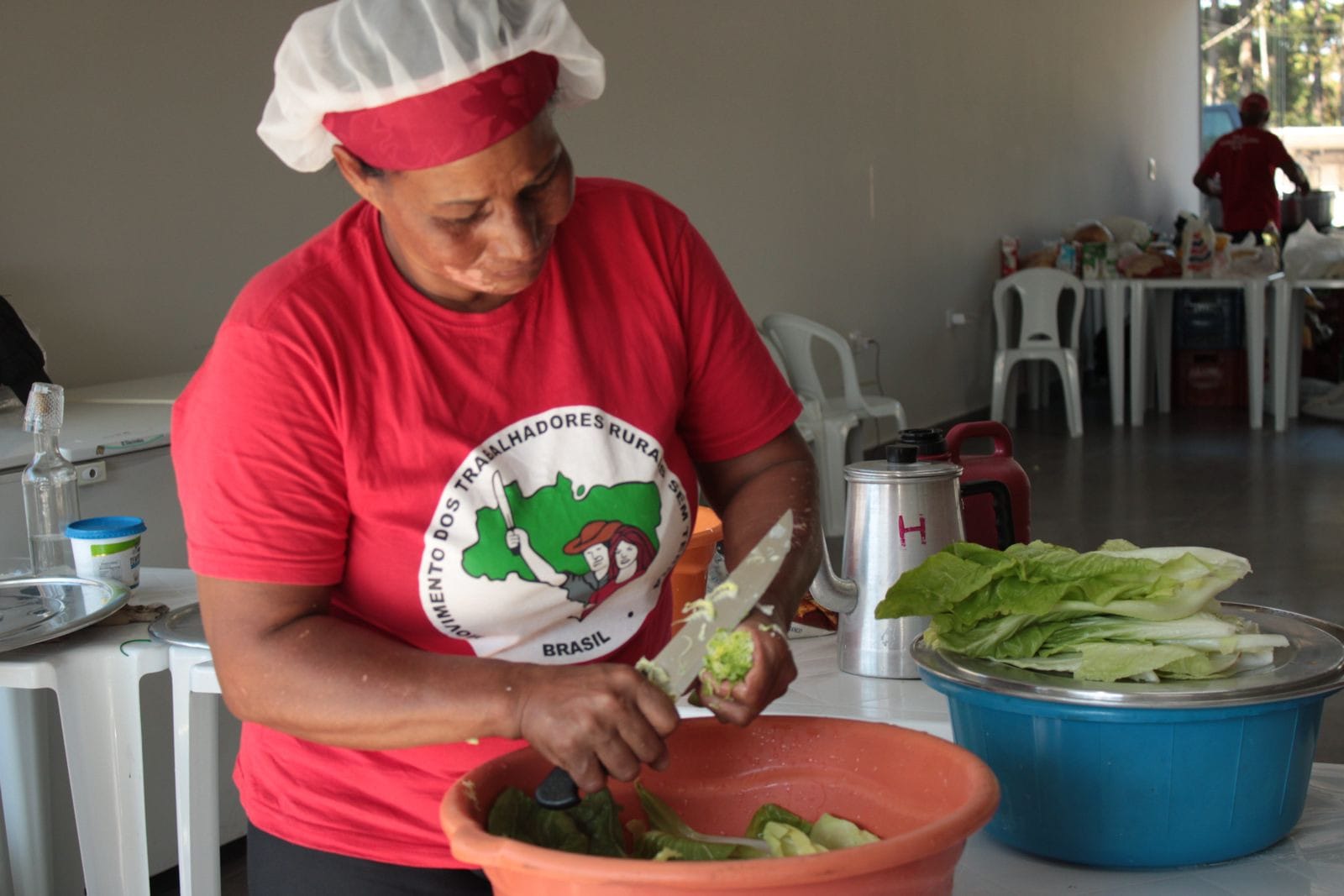 mulher negra com camiseta do mst