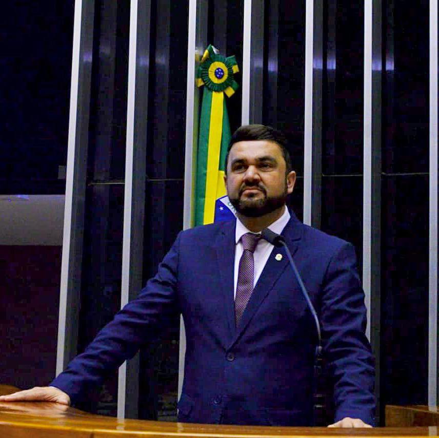 homem branco de gravata