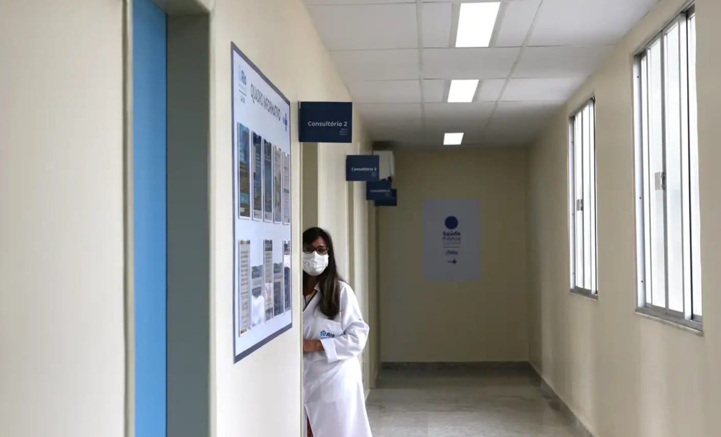 médica olhando para frente usando máscara