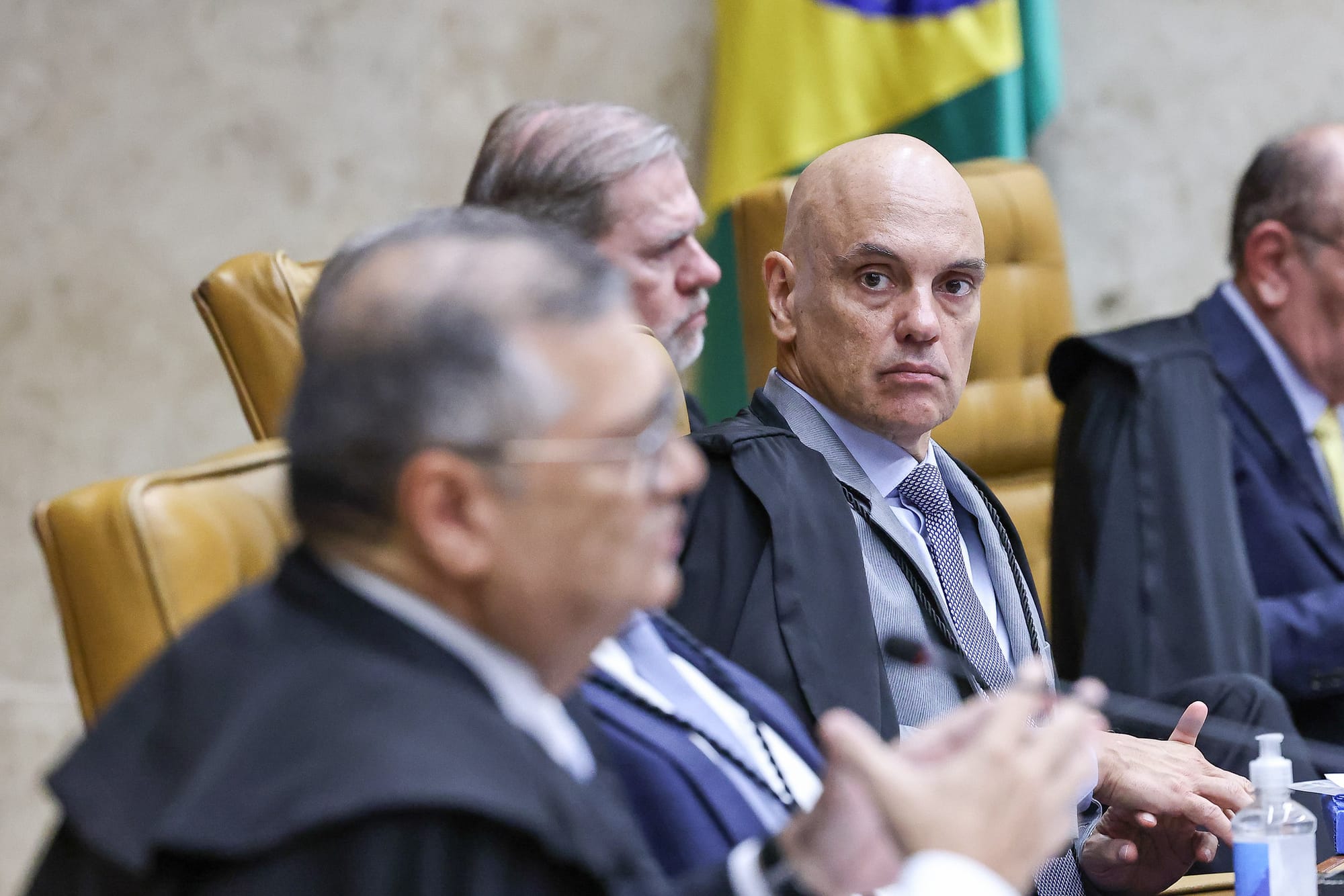 Supremo barra criação de novos penduricalhos e reforça teto salarial no poder público