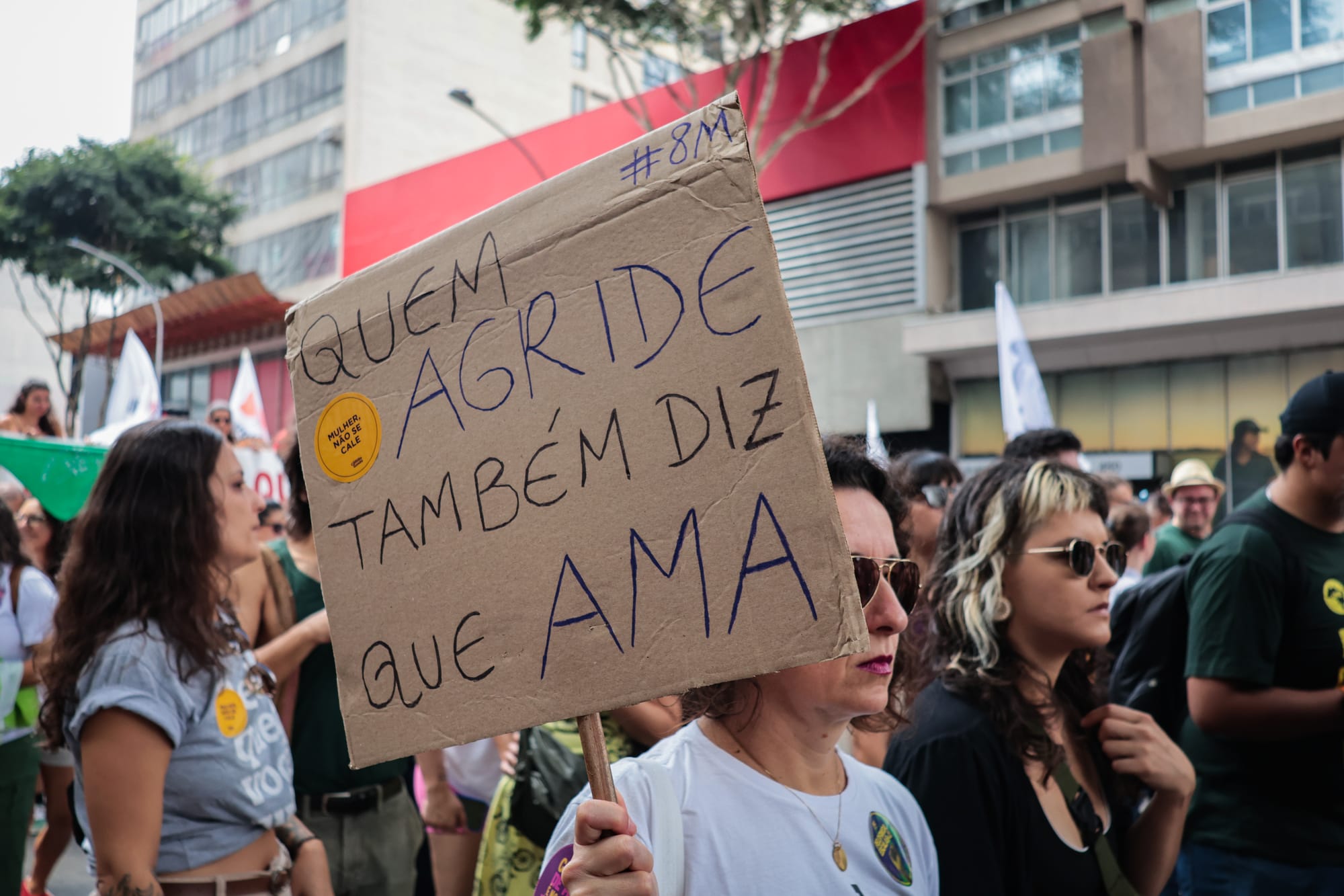 mulher segurando cartaz