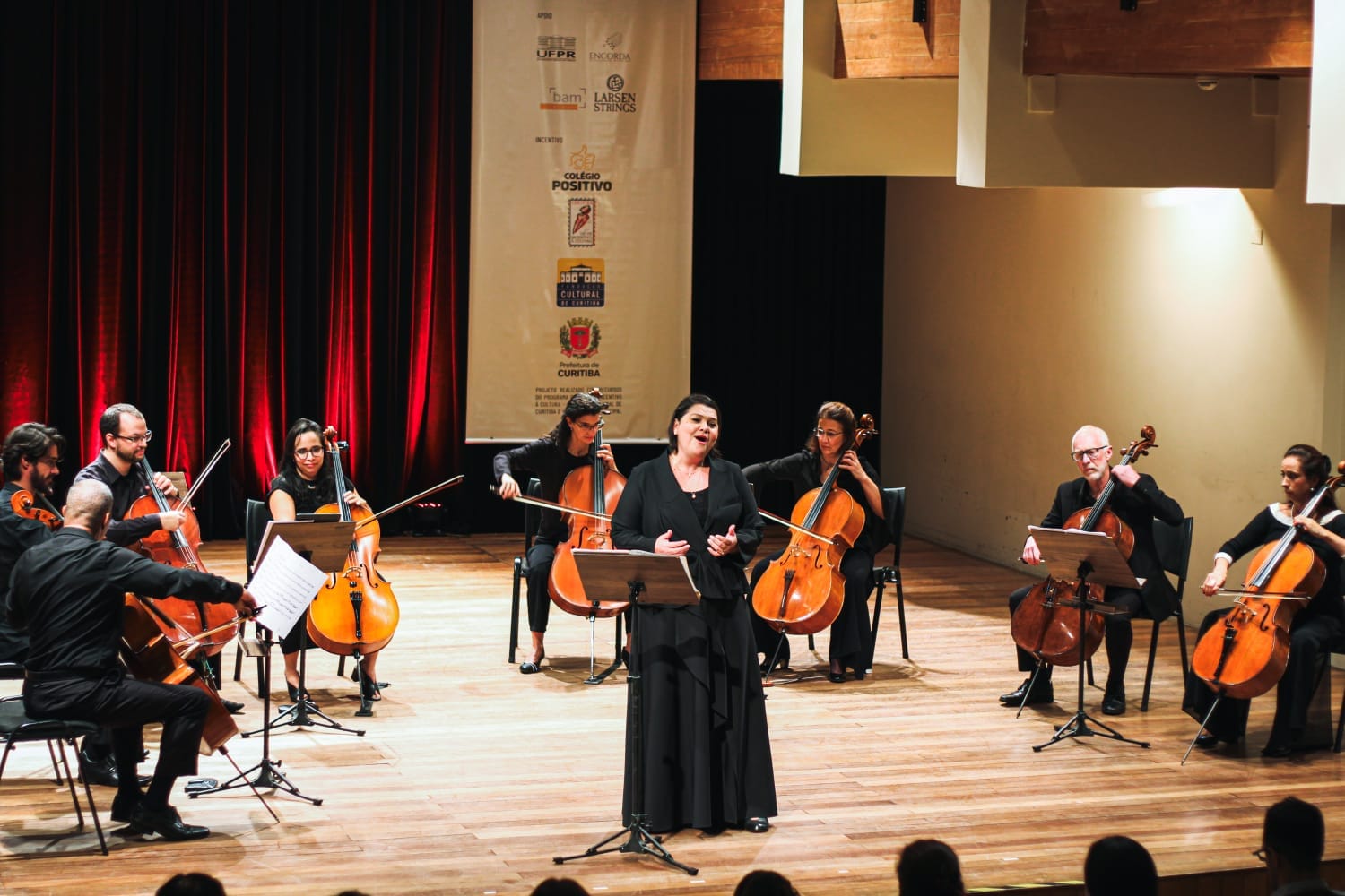 Marilia Vargas e orquestra de violoncelos. (Fotos: Pedro Garcia/Divulgação.)