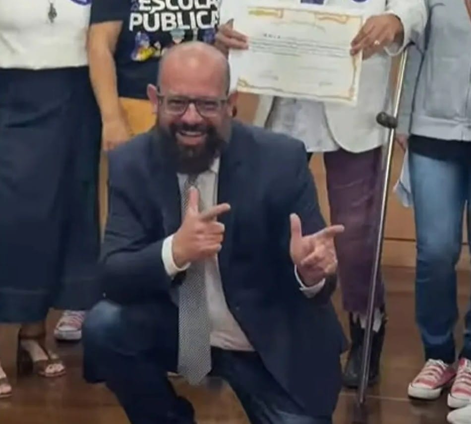 homem fazendo sinal com as mãos