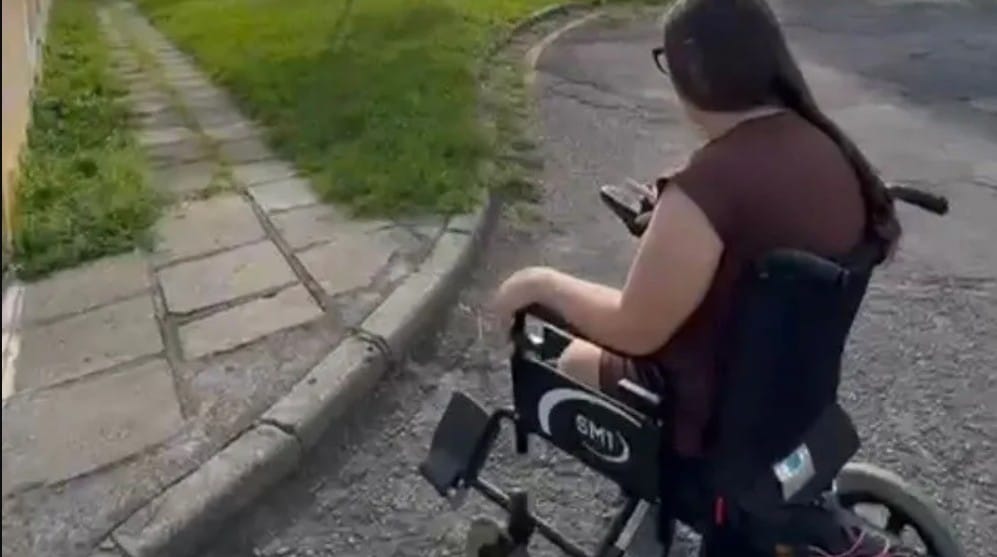 mulher cadeirante branca