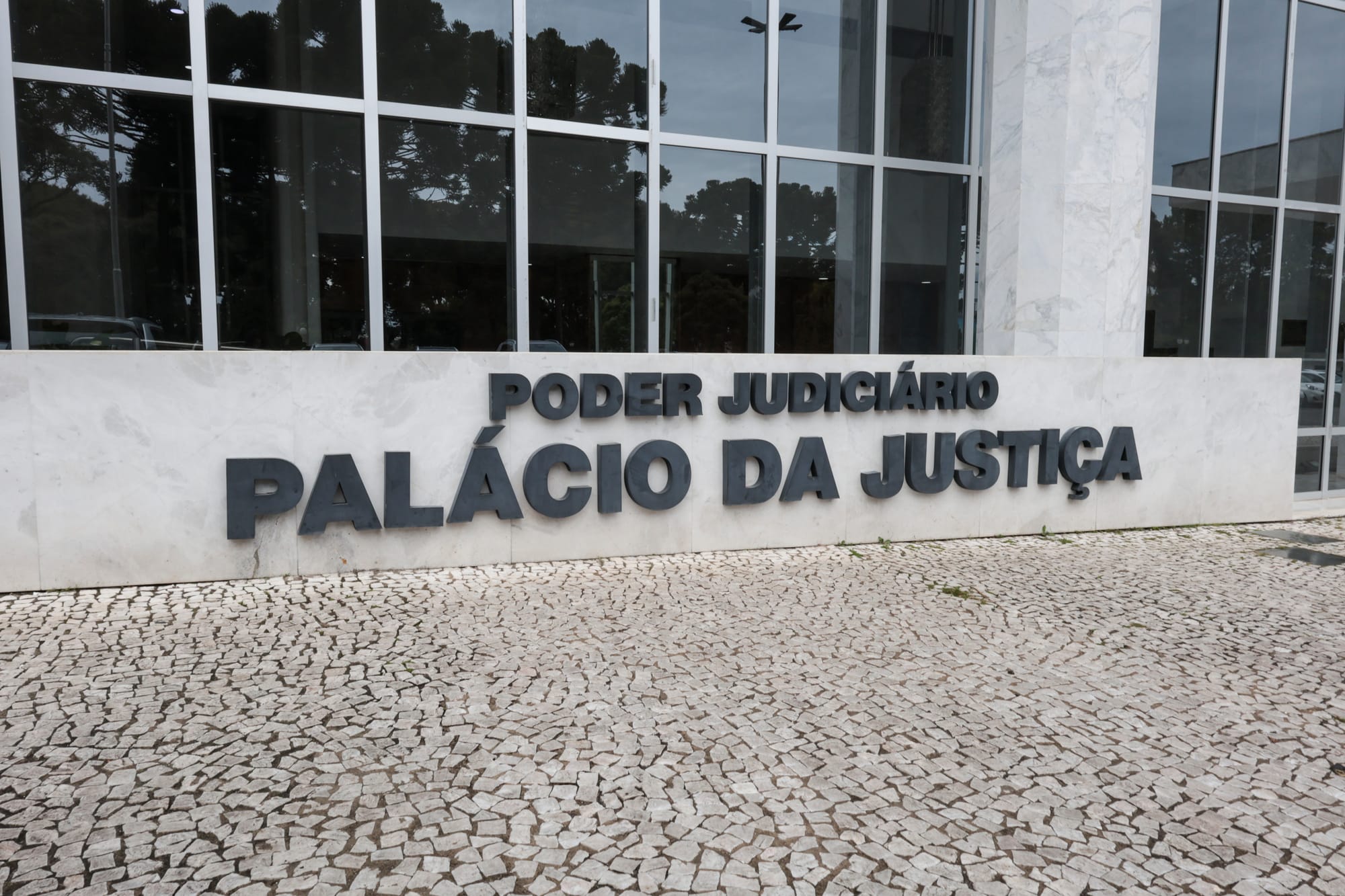 Juízes e desembargadores do Paraná receberam mais que o dobro do salário em 2025