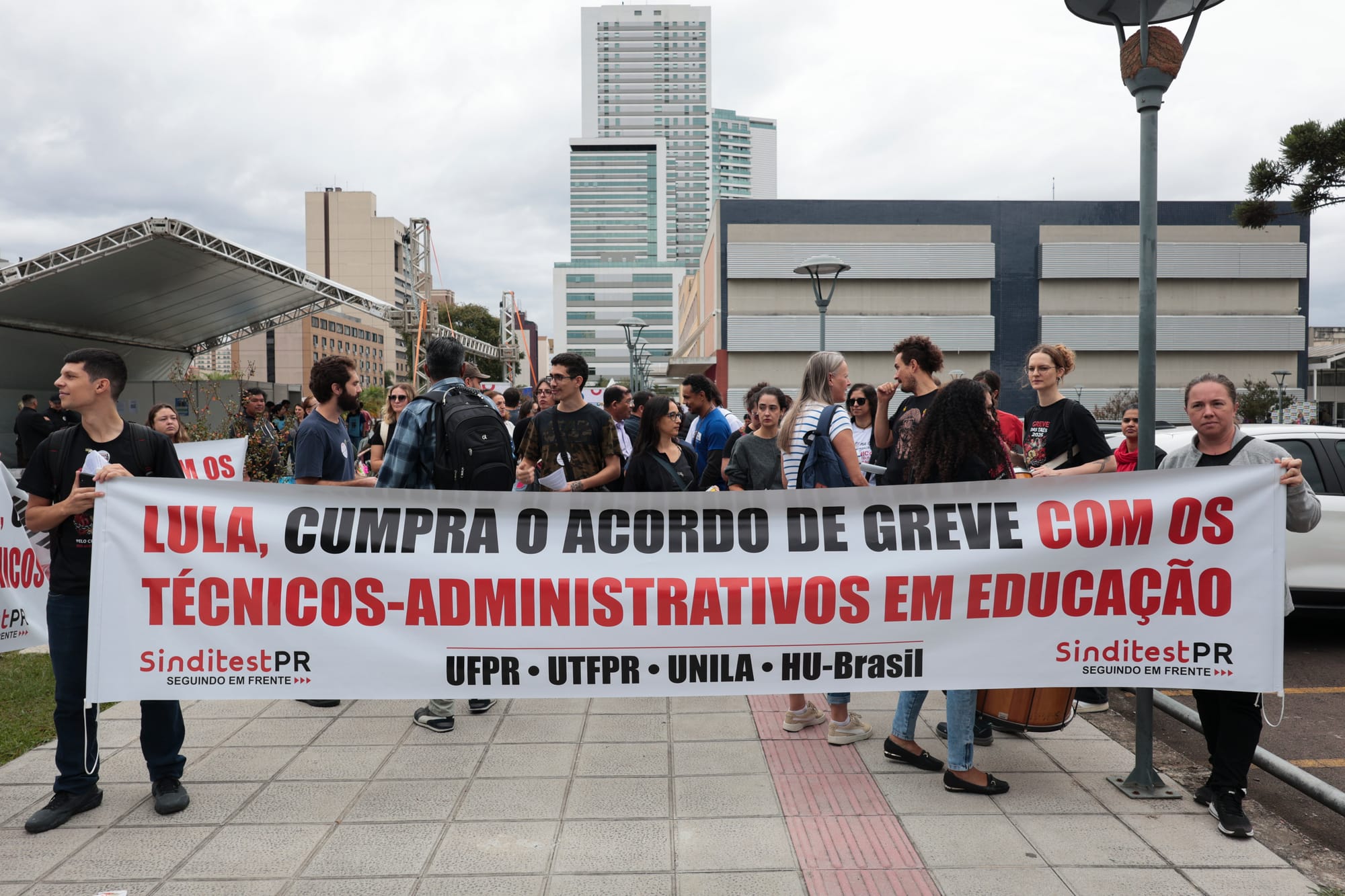 trabalhadores seguram cartazes