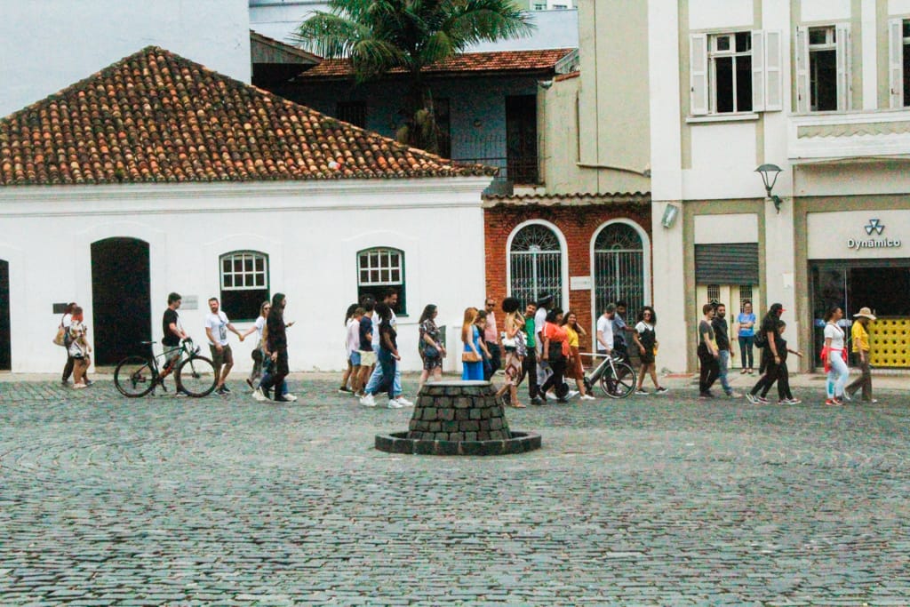 pessoas caminhando pelo centro