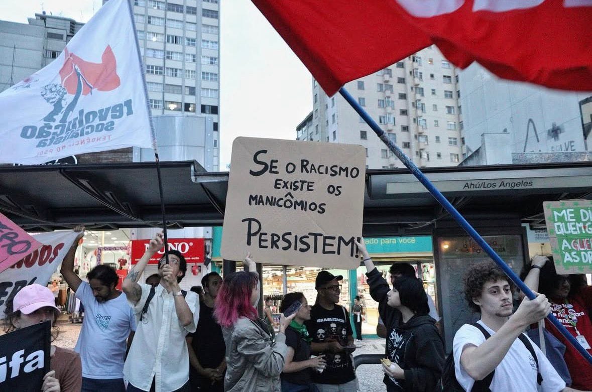 pessoas segurando cartazes