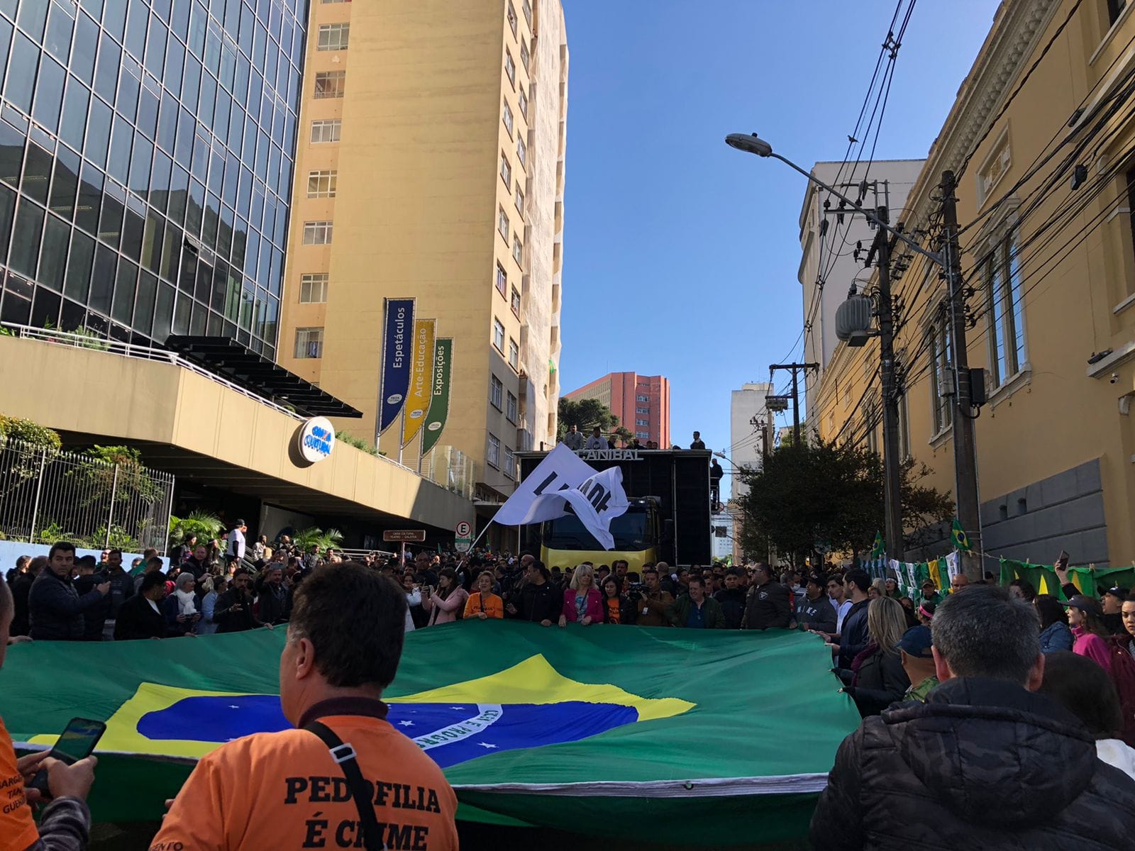 pessoas segurando bandeira