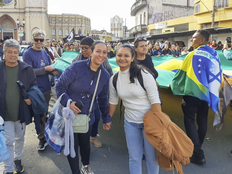 Com bandeiras de Israel, Marcha para Jesus reúne milhares pessoas em Curitiba