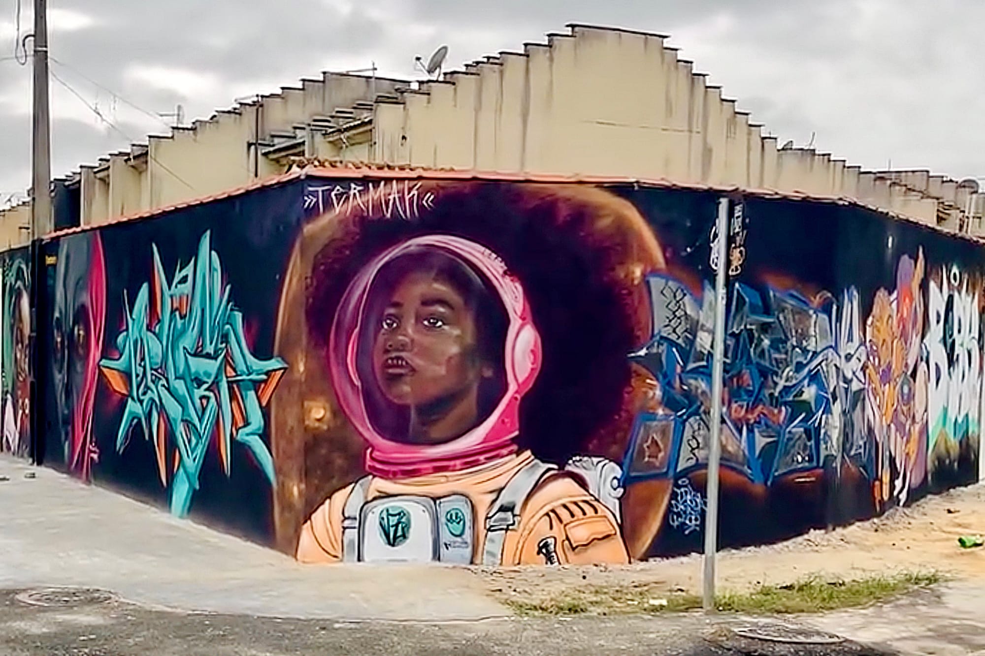 Painel na Vila Osternack, de @tiagotermak, @starship.ca, @galeriadeartesdobones, @gustasfb, 