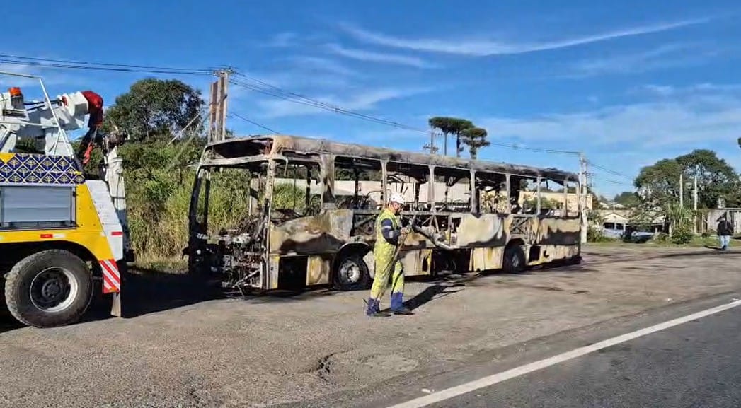 Campo Largo: Ônibus pega fogo na BR-277 e pista é fechada parcialmente
