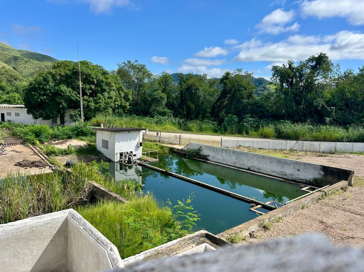 água parada em fábrica
