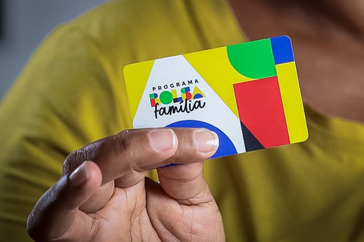 mão negra segurando cartão colorido
