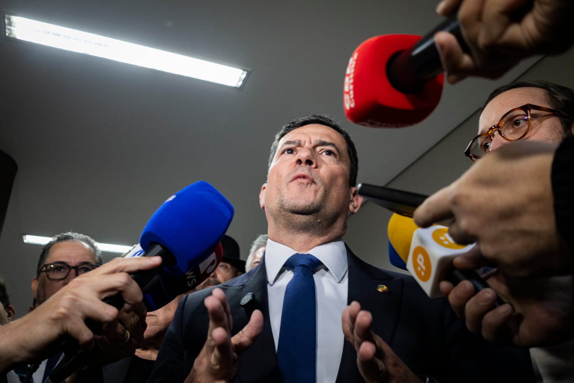 homem branco dando entrevista