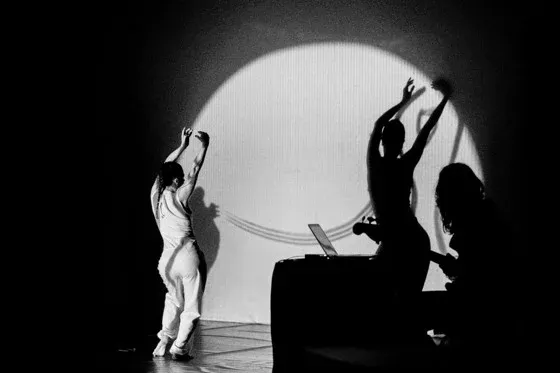Cia Duo Due encerra temporada gratuita de Phantas no teatro da UEM