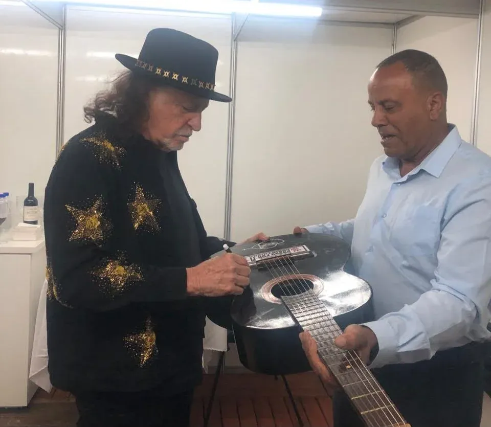 Alceu Valença autografa violão de Divino Vieira