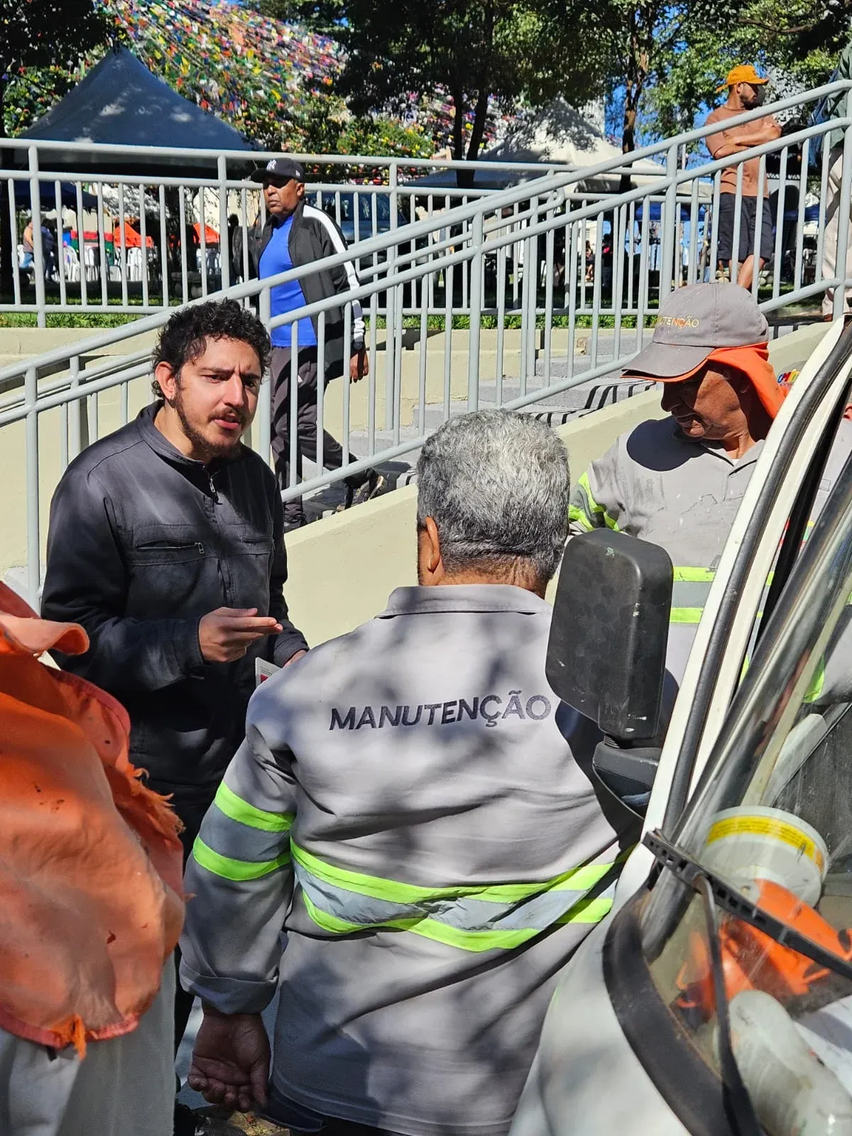 Giovanny em panfletagem no Calçadão. Foto: Juno Devergenes