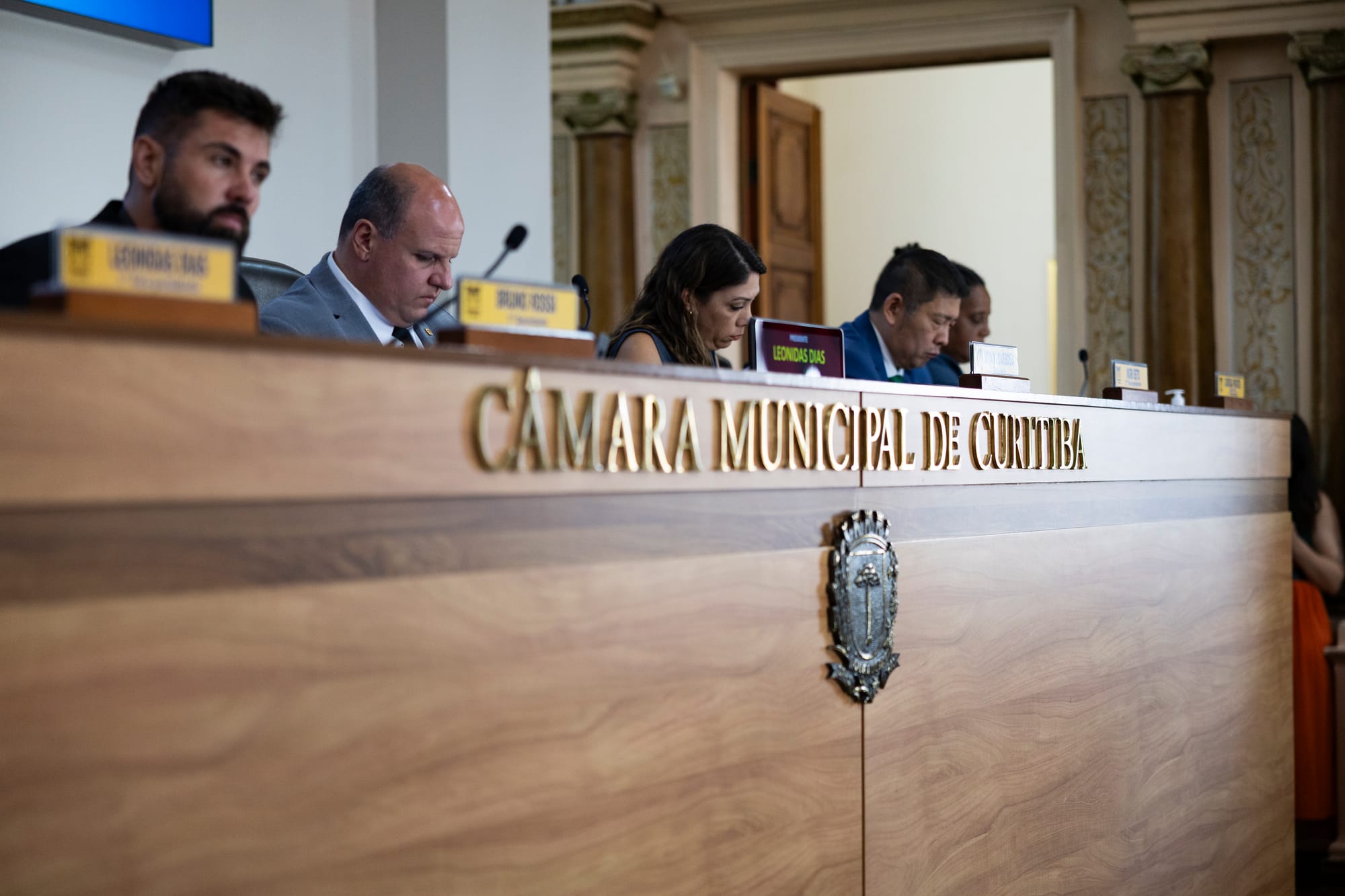 Câmara de Curitiba contrata por R$ 293 mil serviço que monitora o que a imprensa fala dela