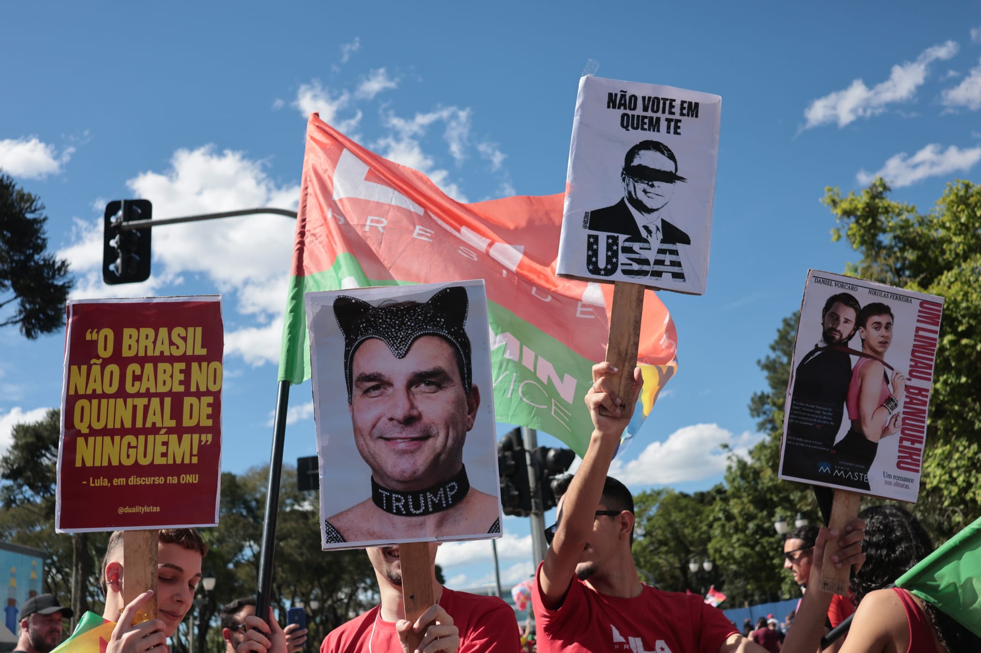 cartazes com foto de políticos de direita e com crítica aos  EUA