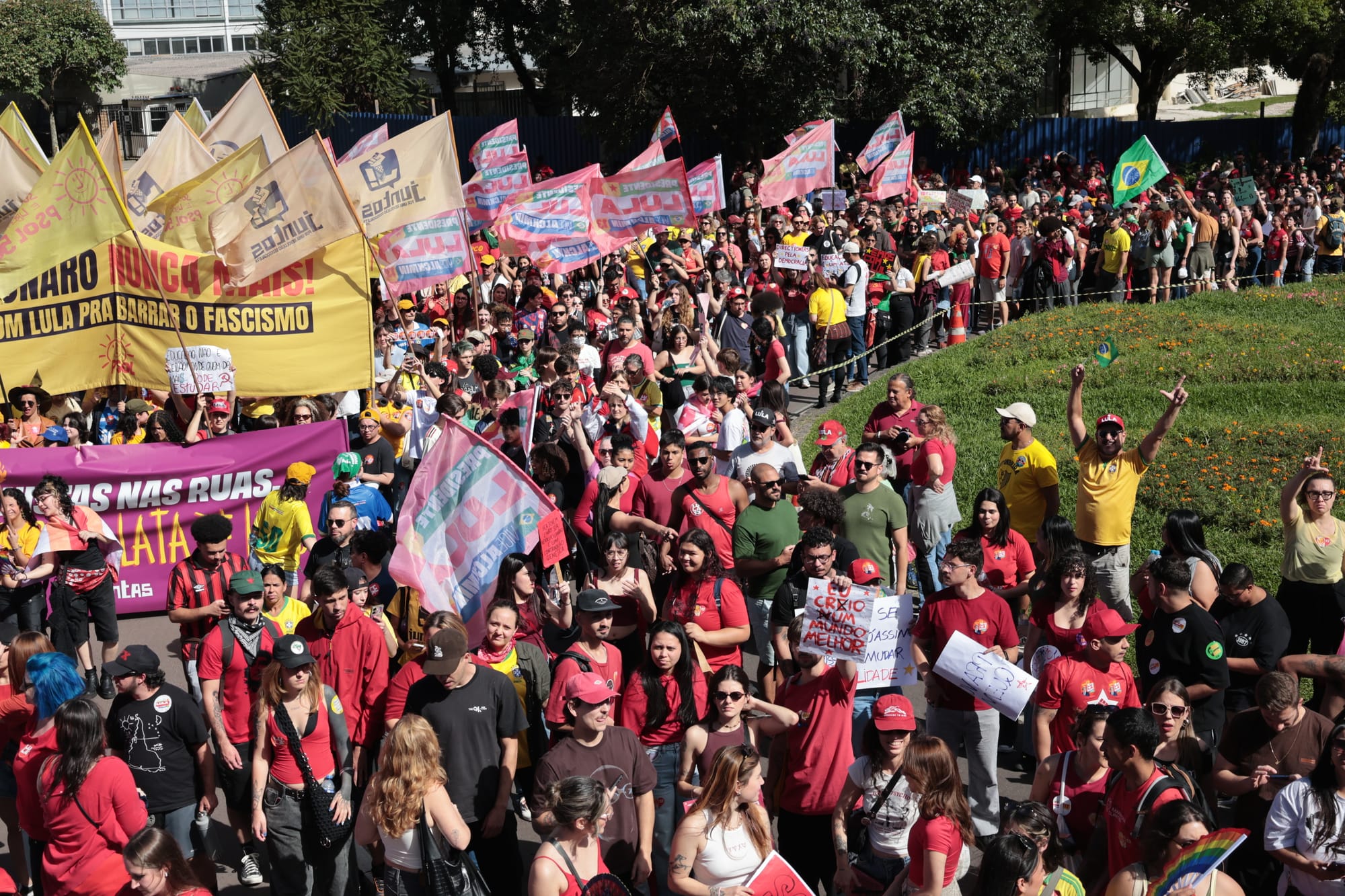 manifestantes segurando cartazes