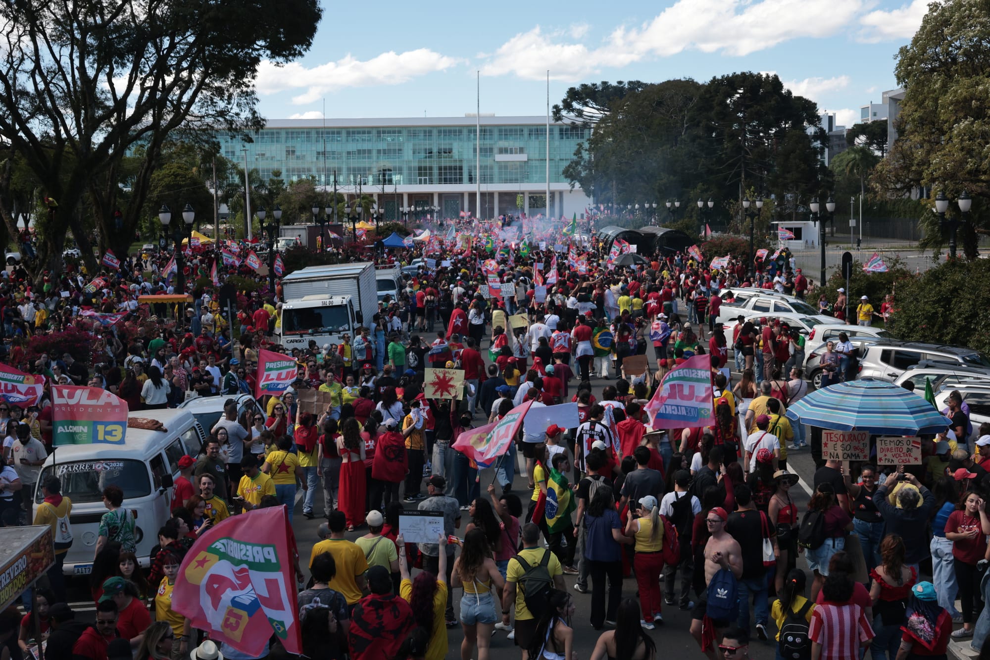 manifestantes caminhando no Centro Cívico
