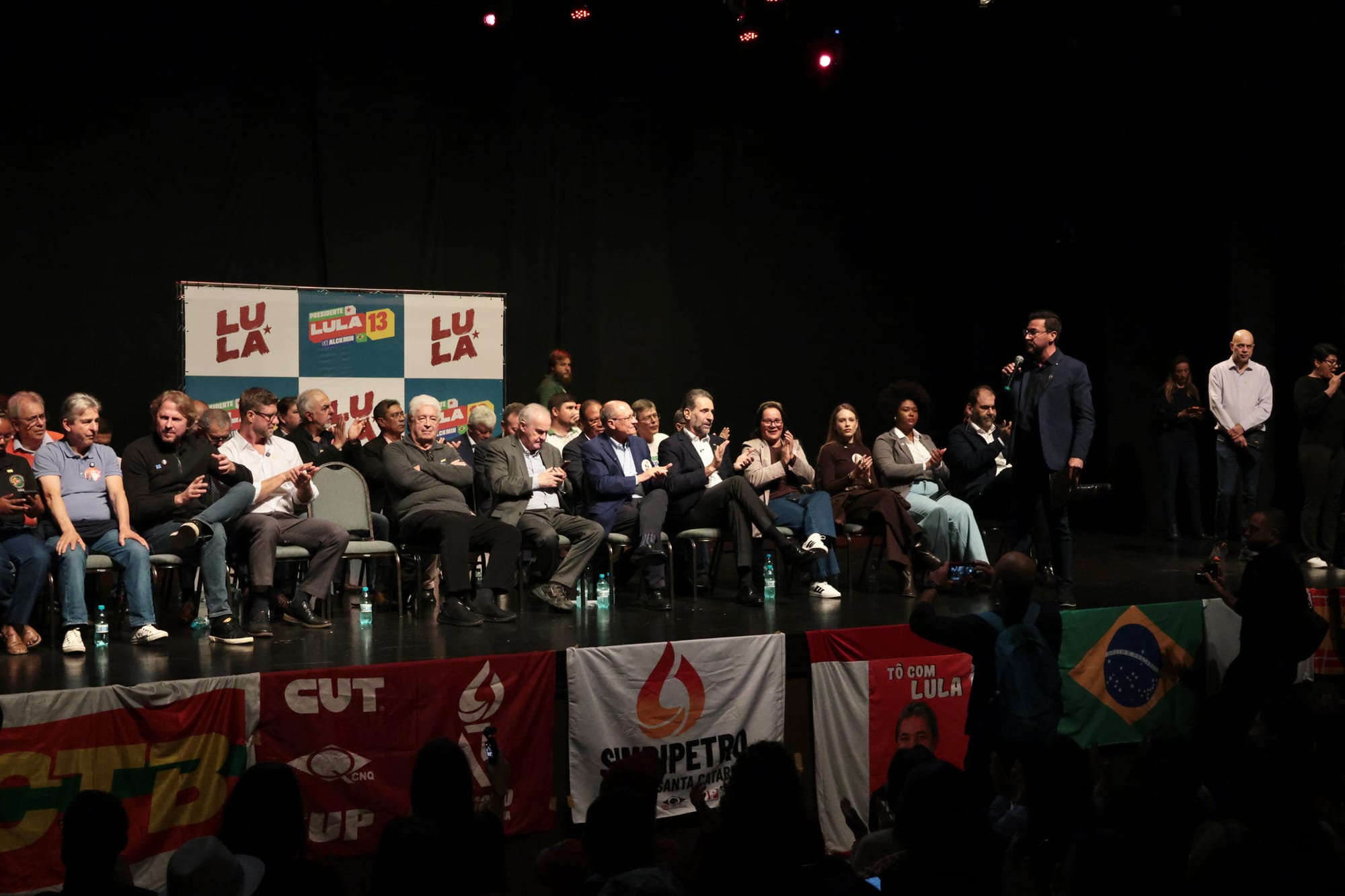 pessoas sentadas no palco