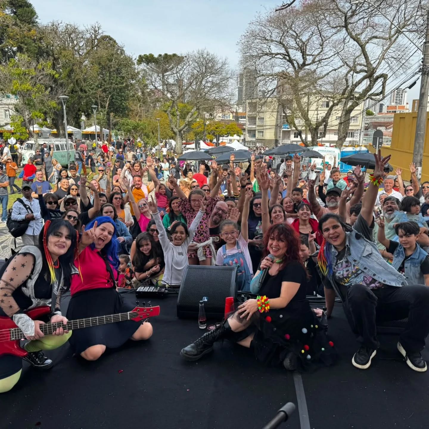 Banda de mulheres Rockids se apresenta diante de uma plateia de crianças