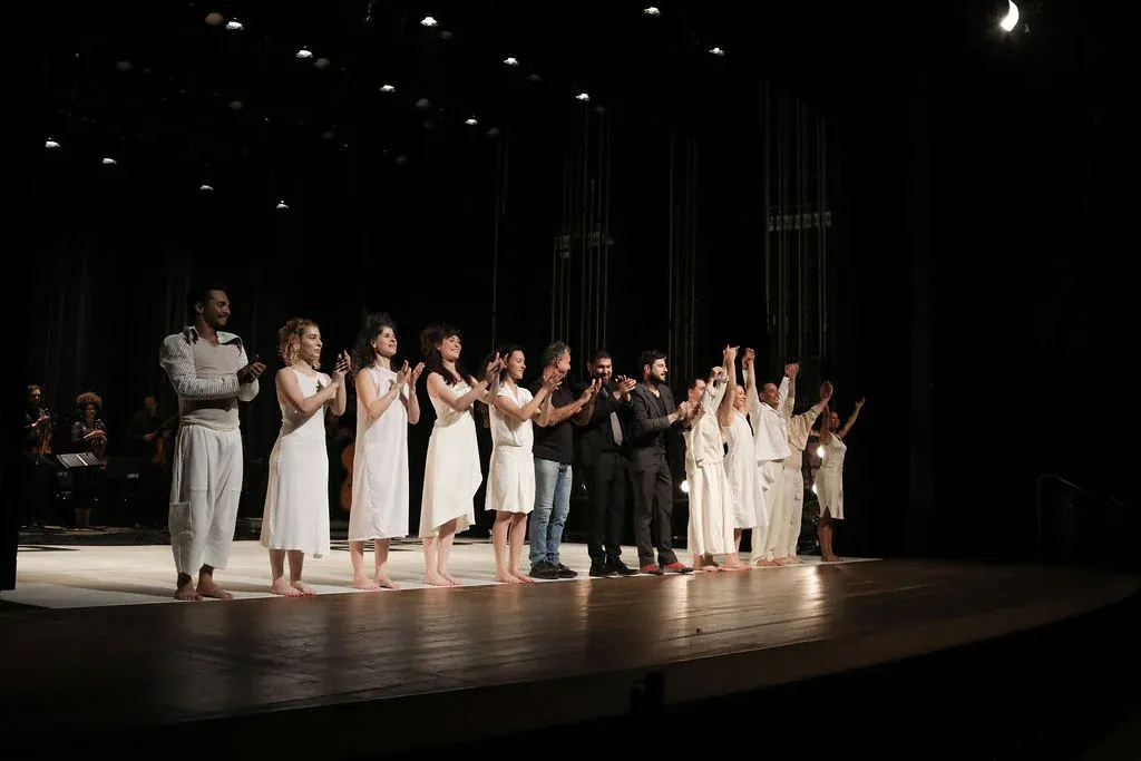 Renato (ao centro), Alex Soares e o maestro da Orquestra Bravi junto com o corpo de bailarinos. Foto: Fábio Alcover