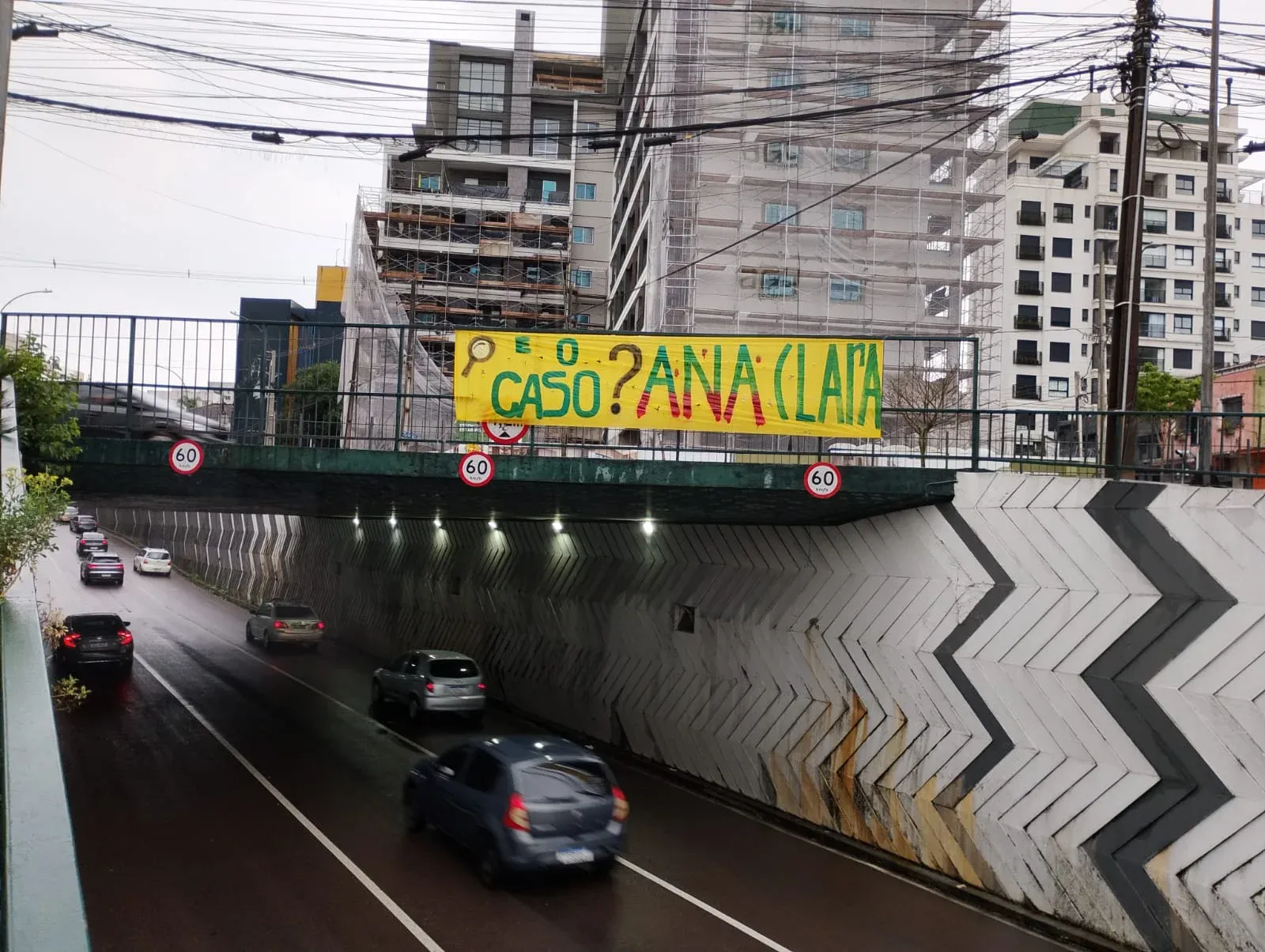 Faixa pendurada no viaduto da Av. João Gualberto | Foto: MTD