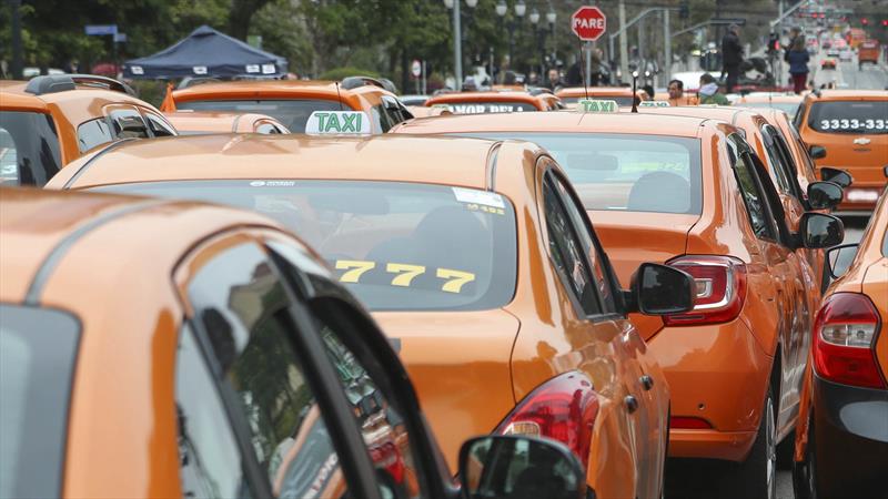 URBS cancela 25 outorgas e número de táxis volta a encolher em Curitiba