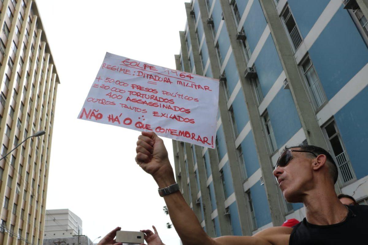 Manifestantes repudiam ditadura no Centro de Curitiba
