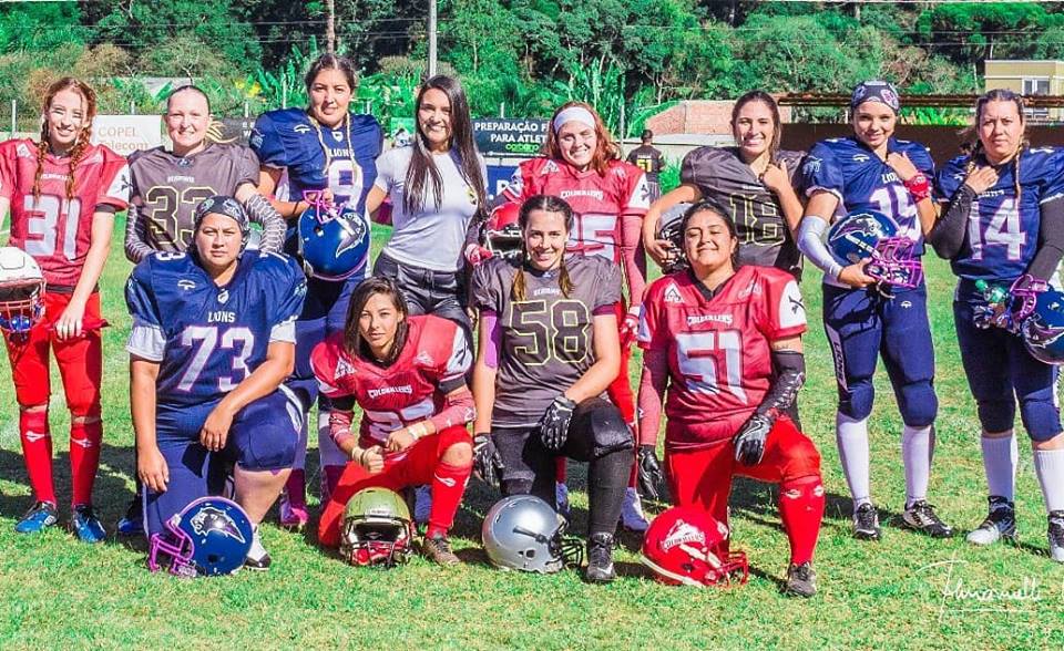 <a href=https://blogs.plural.jor.br/em-campo/2019/02/08/em-campo-tambem-e-lugar-de-mulher/>Futebol americano feminino? Tem sim! <a/>