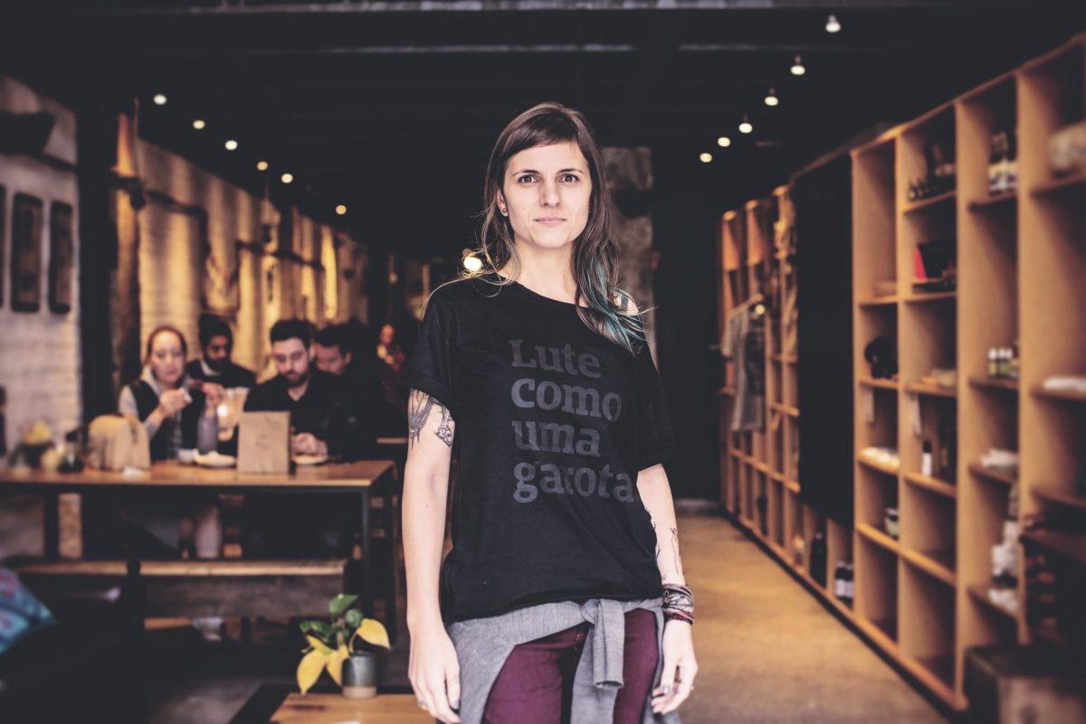 Designer põe o feminismo no peito das brasileiras