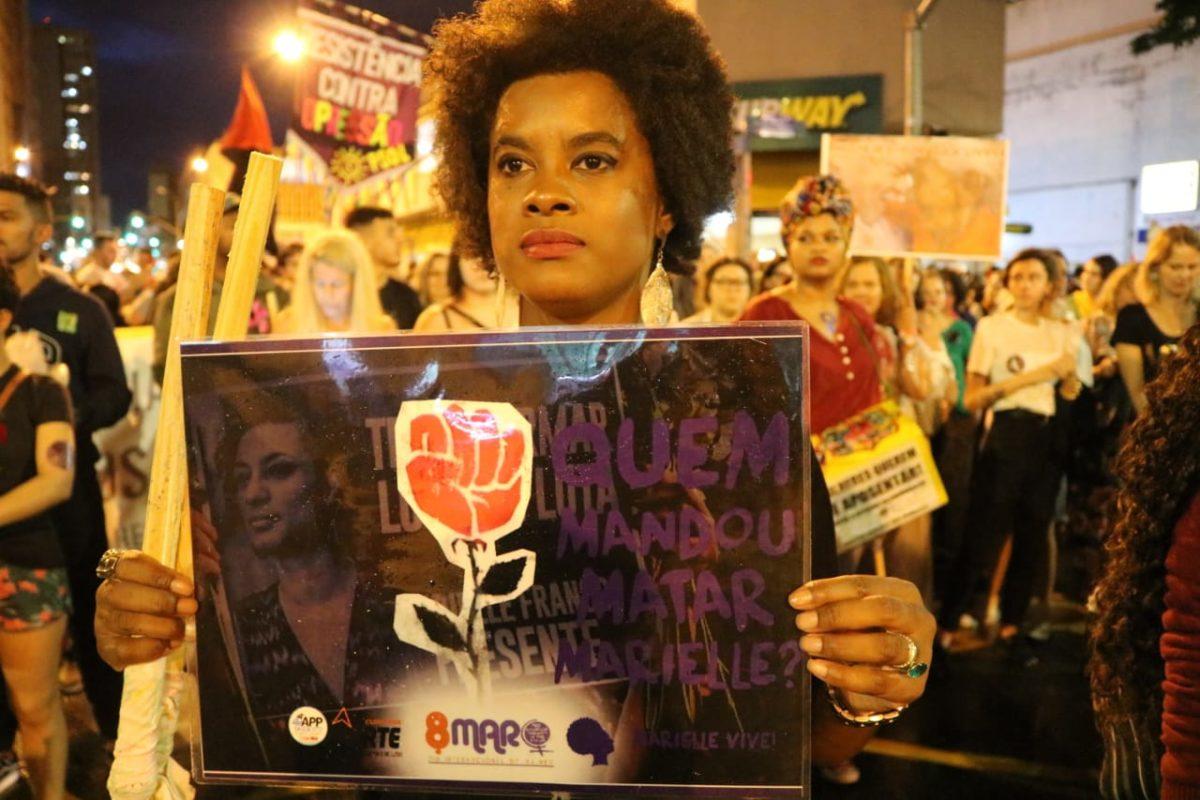 Curitiba é inundada por mulheres em busca de direitos