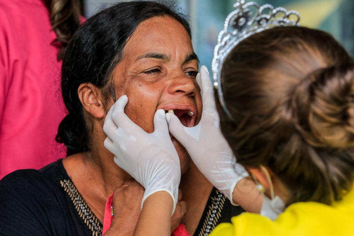 Os dentistas que chegam de barco