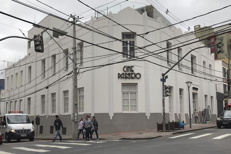 Curitibanos voltam a ter cinema fora do shopping