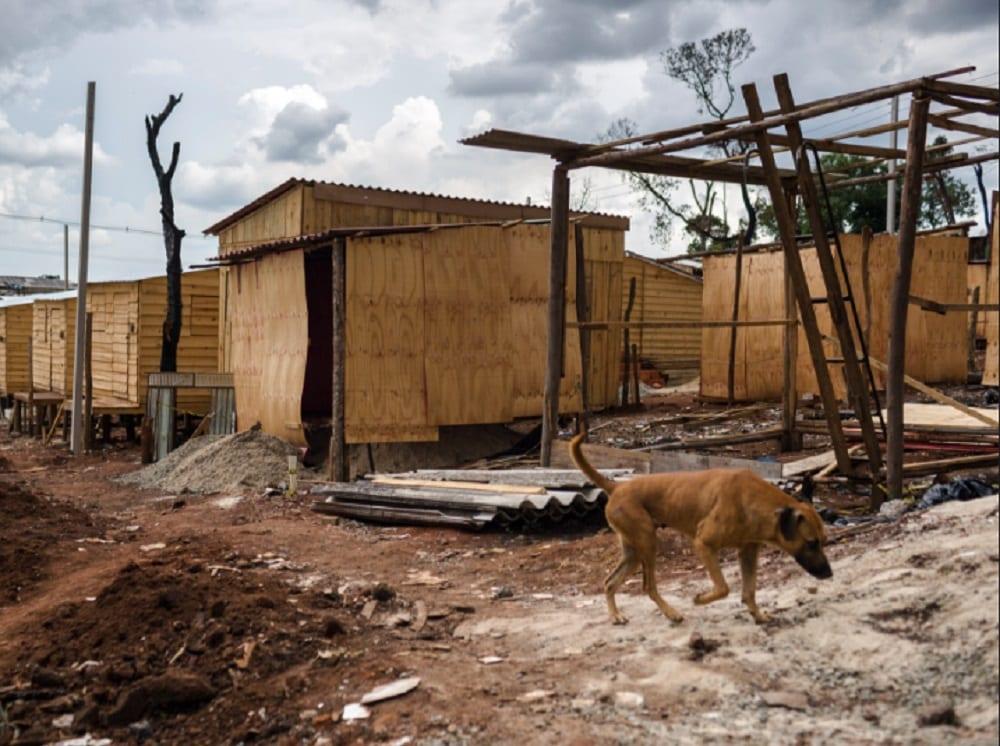 Defensores recebem cinzas de casas queimadas em favela