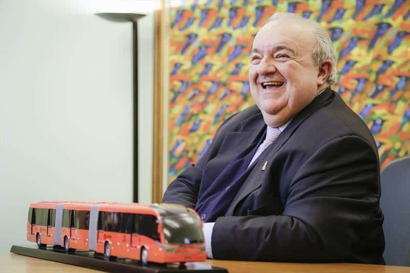 Ônibus, mesmo com problemas, será trunfo de Greca na eleição